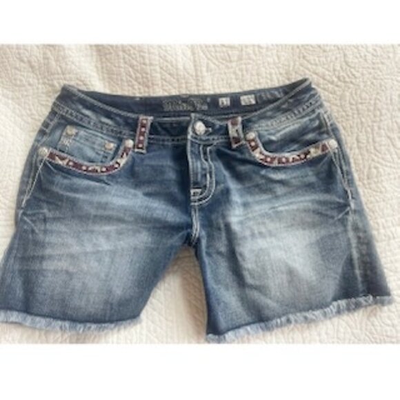 MISS ME*EMBELLISHED*LOW RISE*SIGNATURE SHORTS*TAG 31 MEASURED WAIST IS A 32" - Picture 1 of 5
